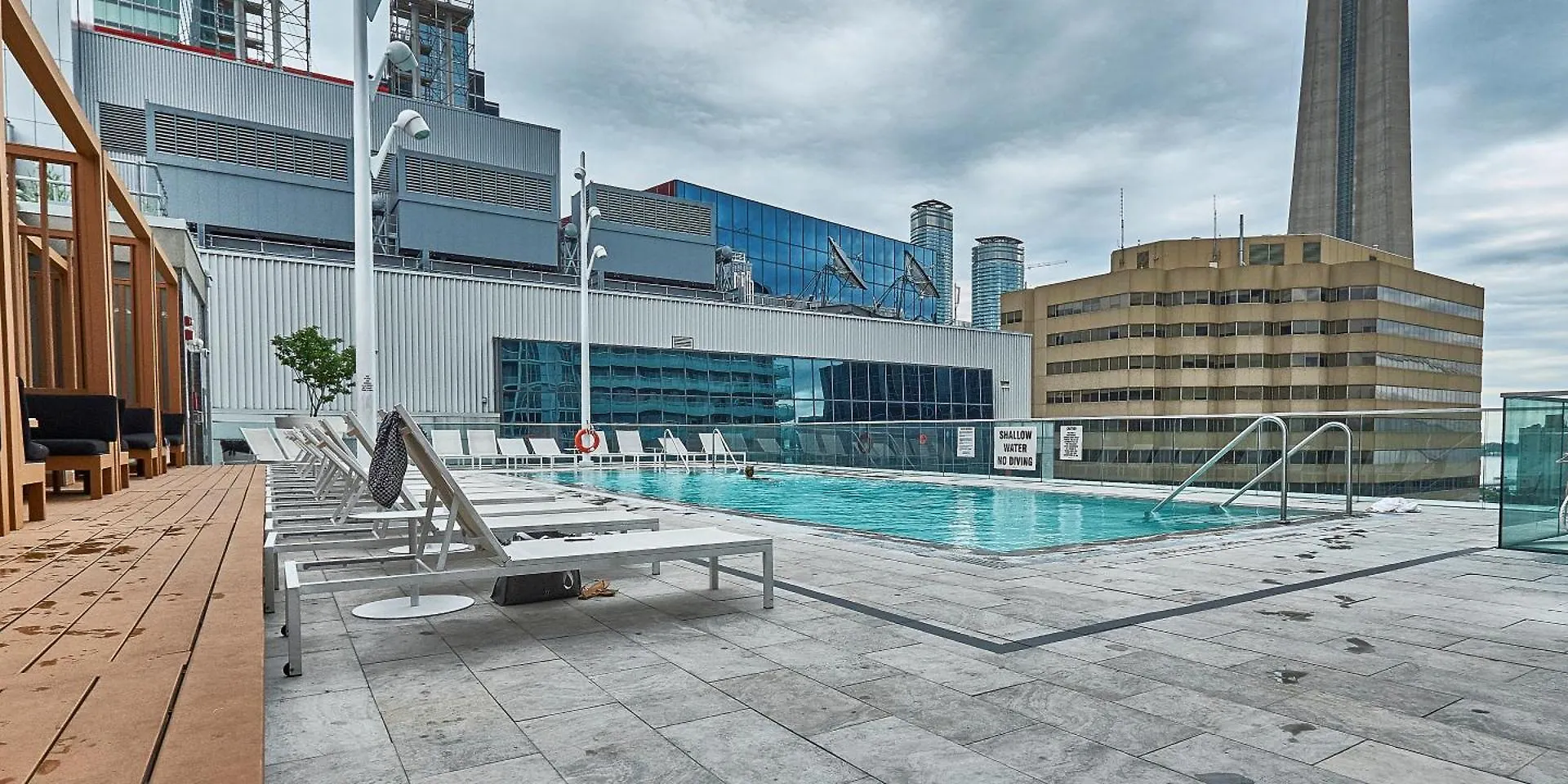 View Cn Tower And Lake From The Sky! Toronto Apartment