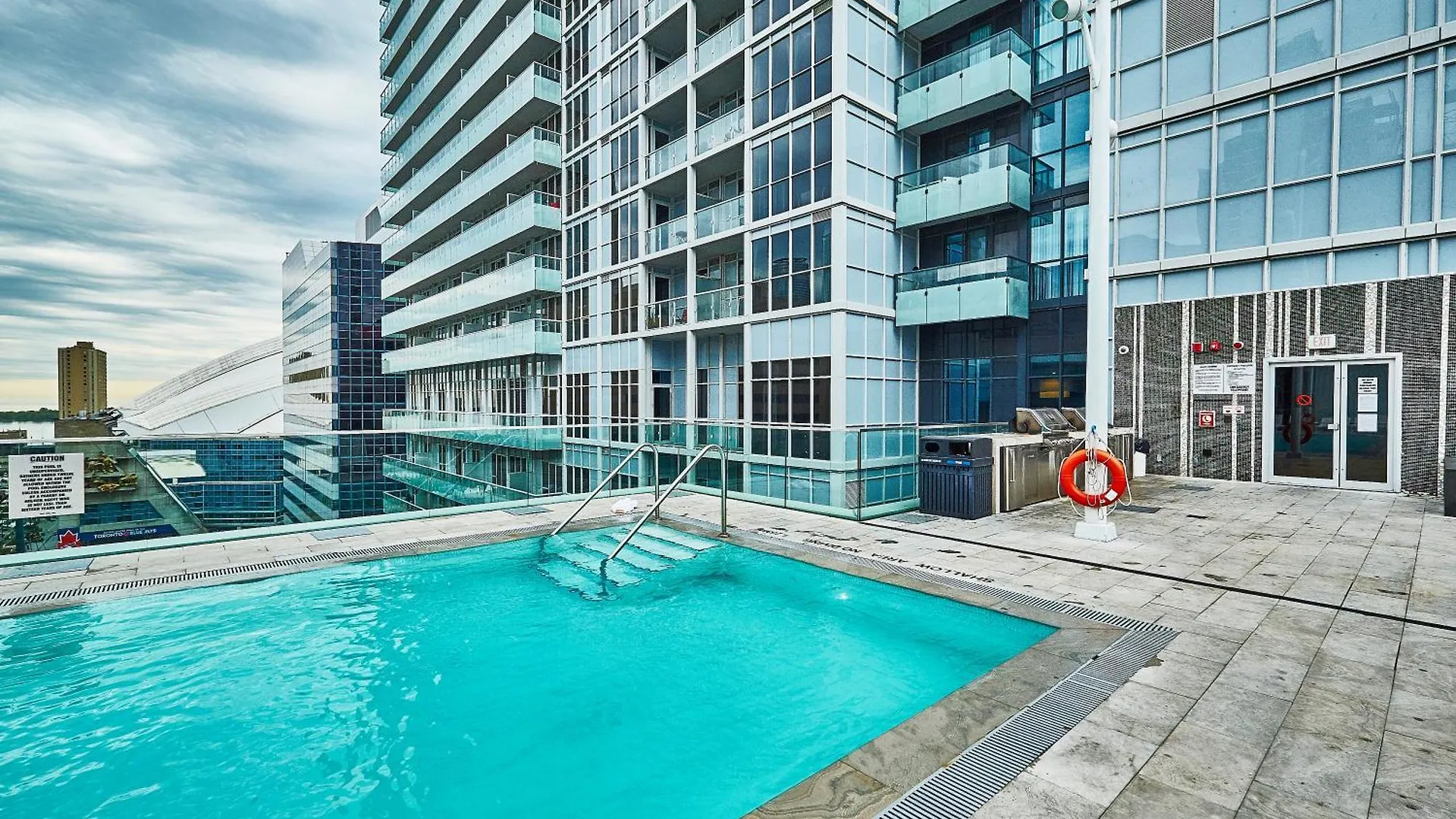 Apartment View Cn Tower And Lake From The Sky! Toronto Canada