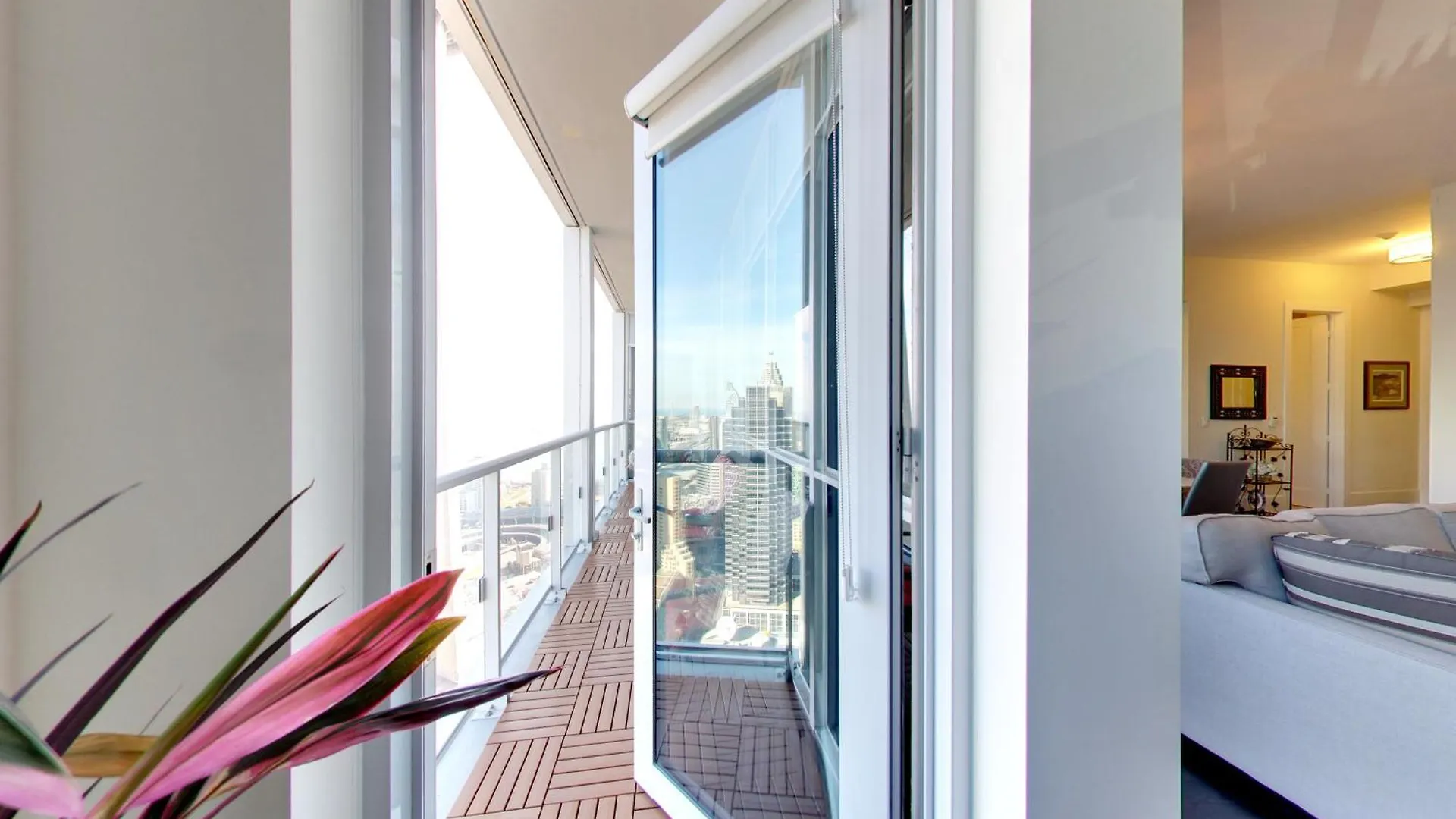 View Cn Tower And Lake From The Sky! Toronto Apartment