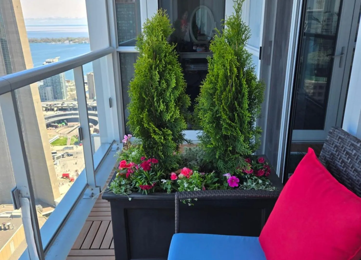 Apartment View Cn Tower And Lake From The Sky! Toronto Canada